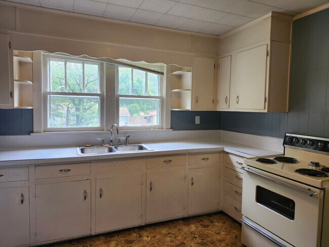 Building Photo - 2 Bedroom 1 Bath home near Stuart Heights ...