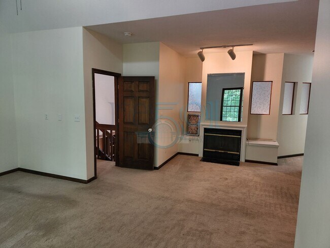 Building Photo - RARE exquisite home on acreage in the heart of West Little Rock!