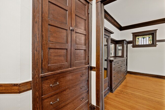 Building Photo - 5904 W Midway Park