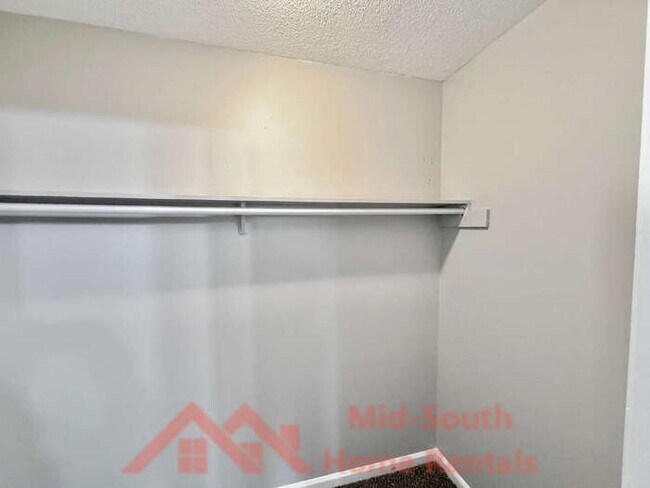 Building Photo - 5827 Hickory Nutt Ln