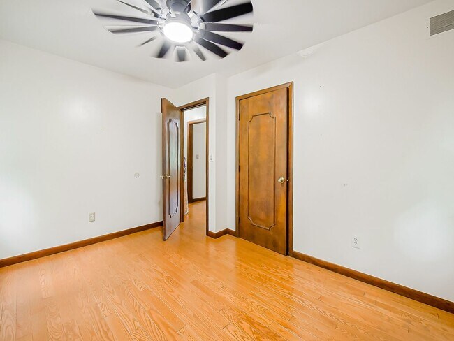Building Photo - Your Private Retreat Just Minutes from Downtown South Lyon