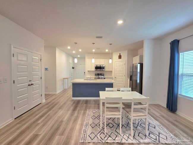 Building Photo - 6621 Sun Tree Cir