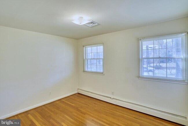 Building Photo - 4925 Tunlaw St