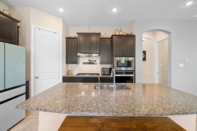 Building Photo - 1747 Dunvegan Pk