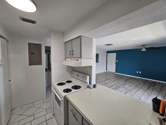 Building Photo - 4215 E Bay Dr