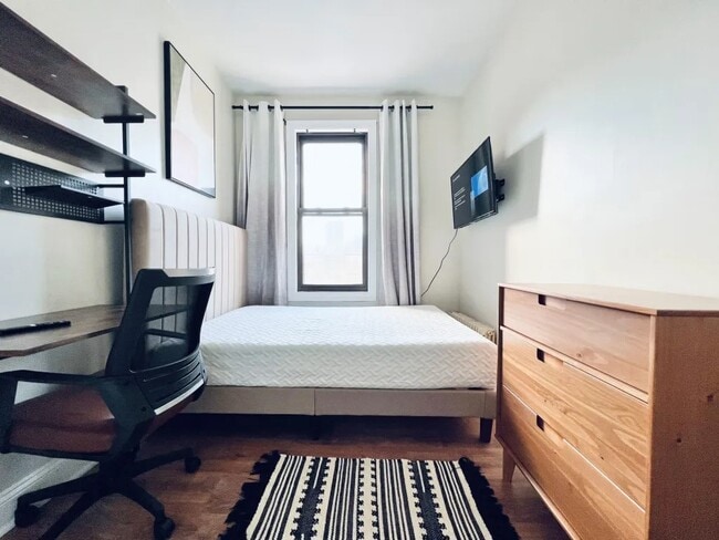 Building Photo - Furnished room/NOT APARTMENT