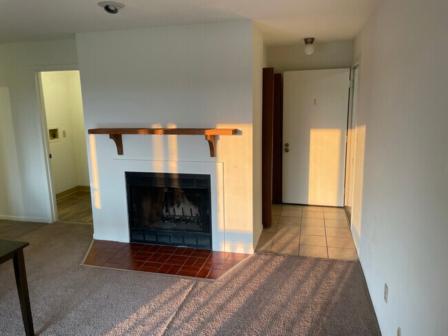 Building Photo - 2200 Hedgerow Road
