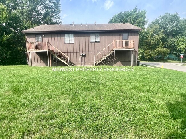 Building Photo - Large 2 Bedroom/1 Bath Duplex in Lee's Summit