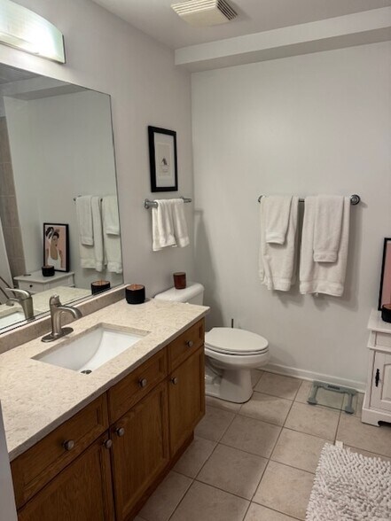 Building Photo - 900 N Kingsbury St