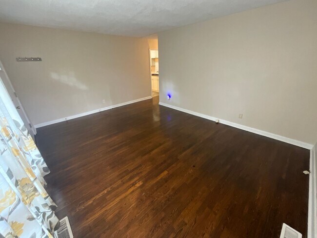 Building Photo - Reduced to $1550/mo! N Central Greensboro ...