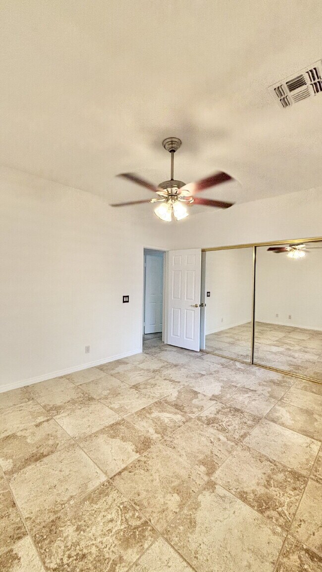 Building Photo - 3 Bedrooms and 2.5 Bathrooms Home on 7th Tee!