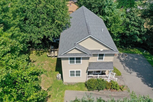 Building Photo - 3 Redwood Rd