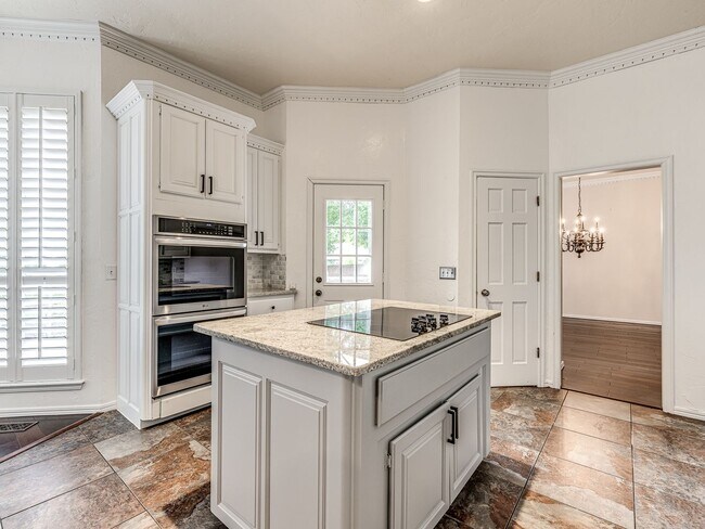 Building Photo - Spacious Home + East Edmond + 4 bedrooms