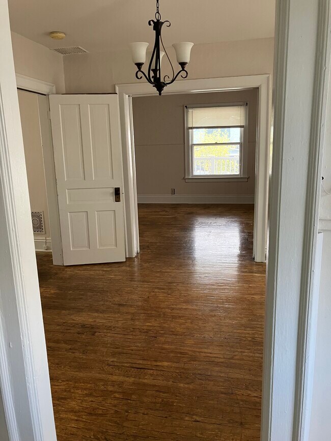 Building Photo - 55 E Hazeltine Ave