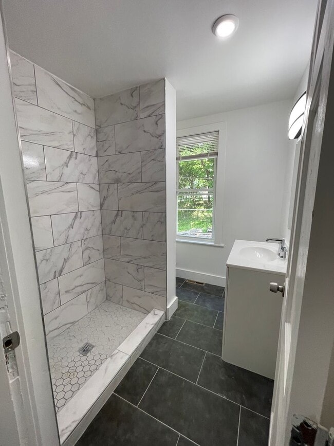 Building Photo - Brand New 5 bedroom 2 Bathroom