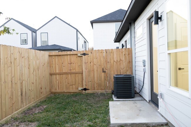 Building Photo - 3909 Maggie St