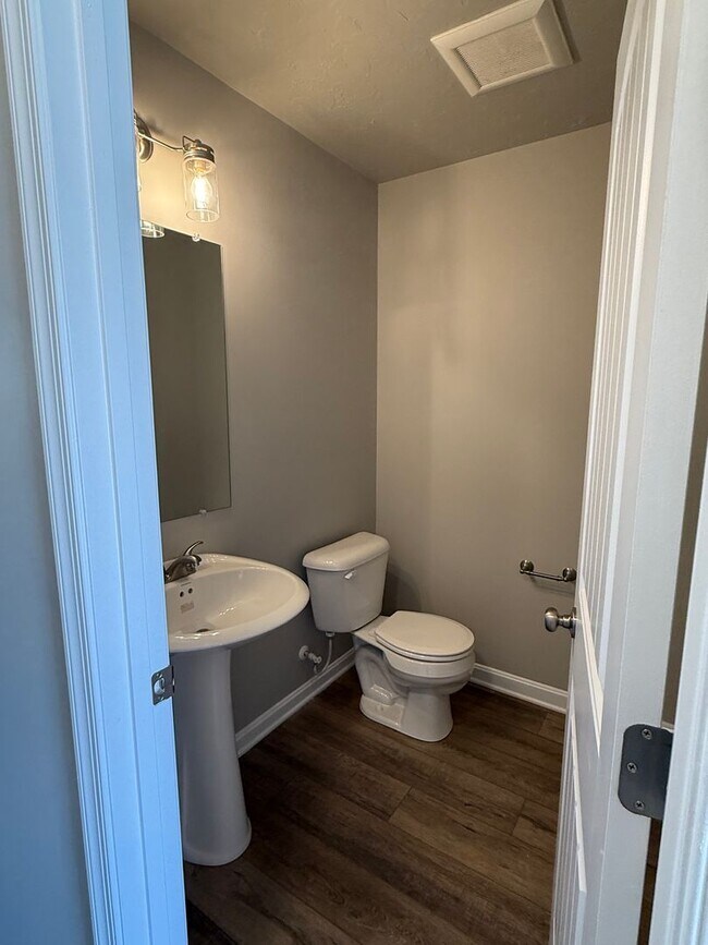 Building Photo - 3 Bedroom & 2.5 Bathroom Townhouse in Carlisle!