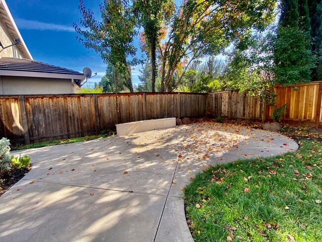 Building Photo - NEWLY RENOVATED, VERY CLEAN 5 BED, 3 BATH,...