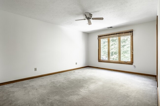 Building Photo - 9628 Summerlakes Dr