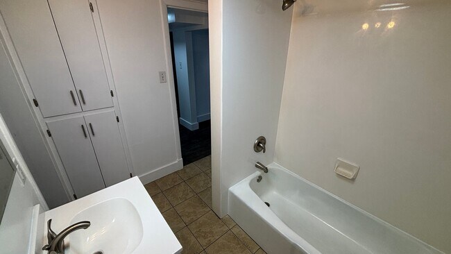Building Photo - 528 E 400 N