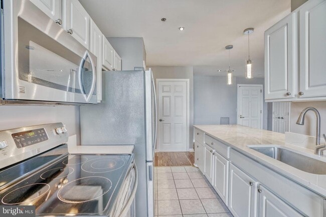 Building Photo - 100 Harborview Dr
