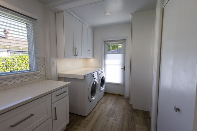 Building Photo - Freshly Renovated 3BR/2BA Pool Home – La C...