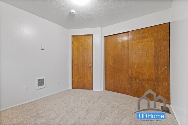 Building Photo - First Month FREE! Spacious 2BD/1.5BA Townhome in SE Portland - Move-In Ready
