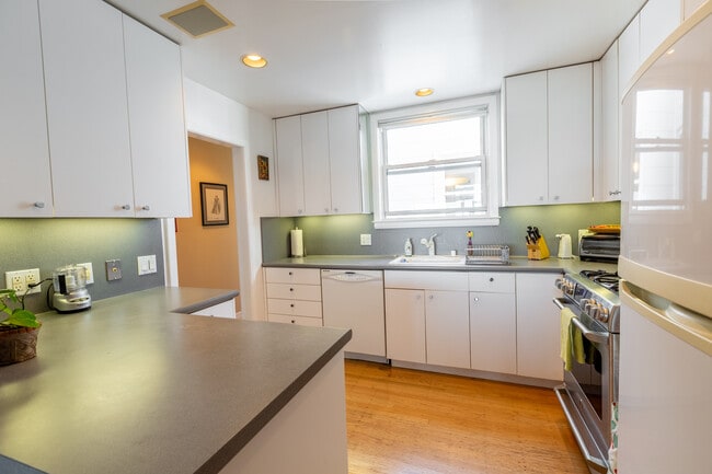 Building Photo - 64 Encanto Ave