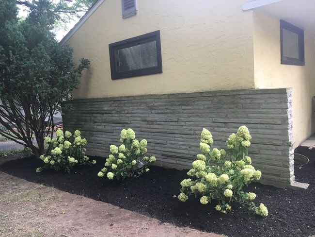 Building Photo - Worthington Schools.  Blocks from downtown.