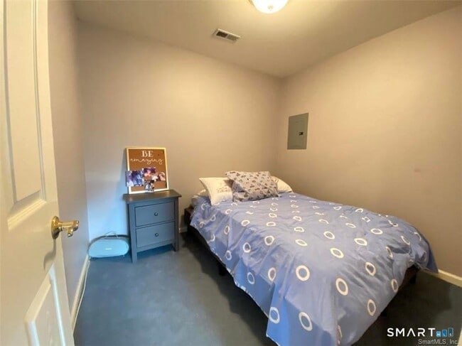 Building Photo - 1303 Bradford Dr