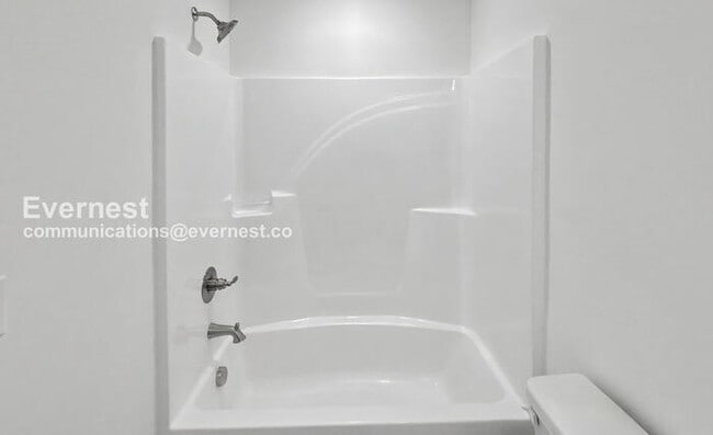 Building Photo - 3 Bed/3 Bath Townhome with Off-Street Parking / Pet-Friendly / Vouchers Accepted / Available Now!