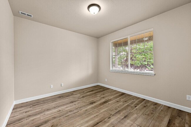 Building Photo - 15592 Chad Dr SE