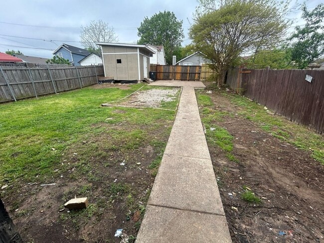 Building Photo - An unbeatable location that offers both convenience and luxury.