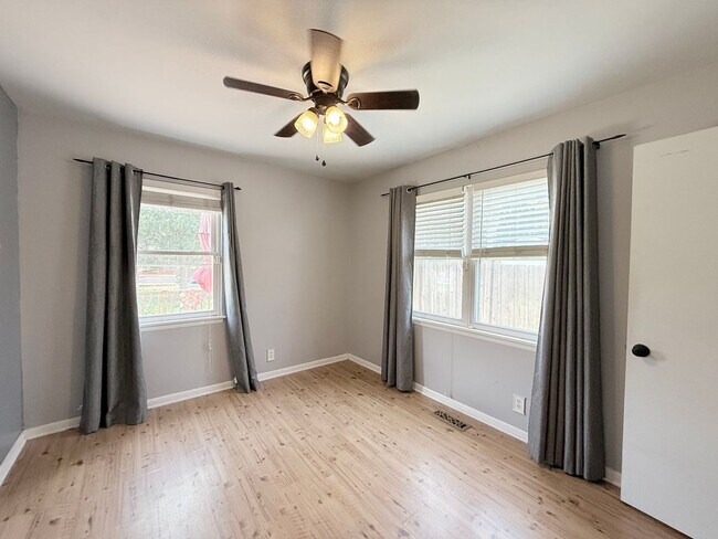 Building Photo - Adorable 3/1 Bungalow with $150 flat fee utilities