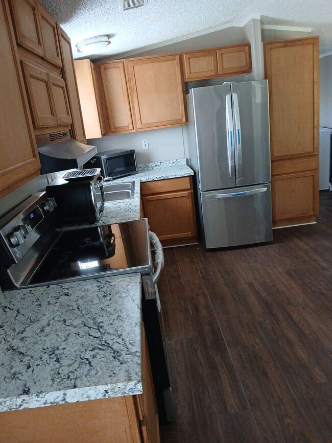 Building Photo - 167 Mae St