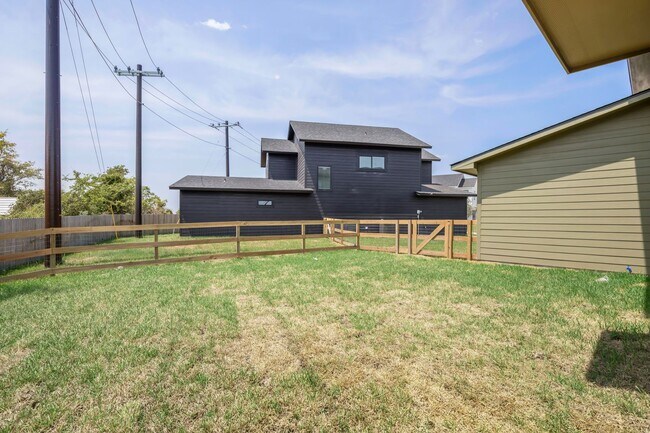 Building Photo - NOW LEASING!  4 bed, 4.5 bath modern home