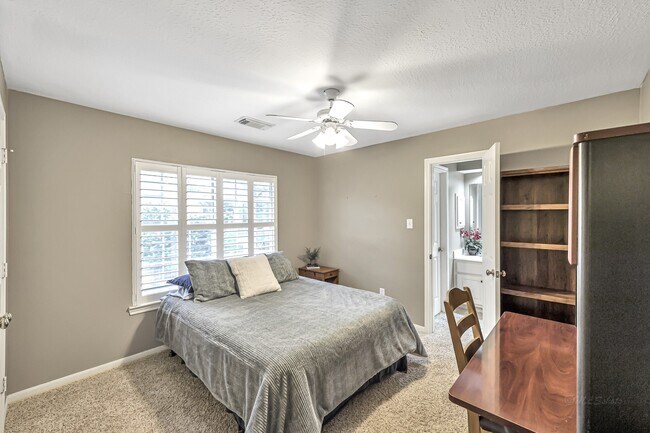 Building Photo - 23002 Cherrington Ct