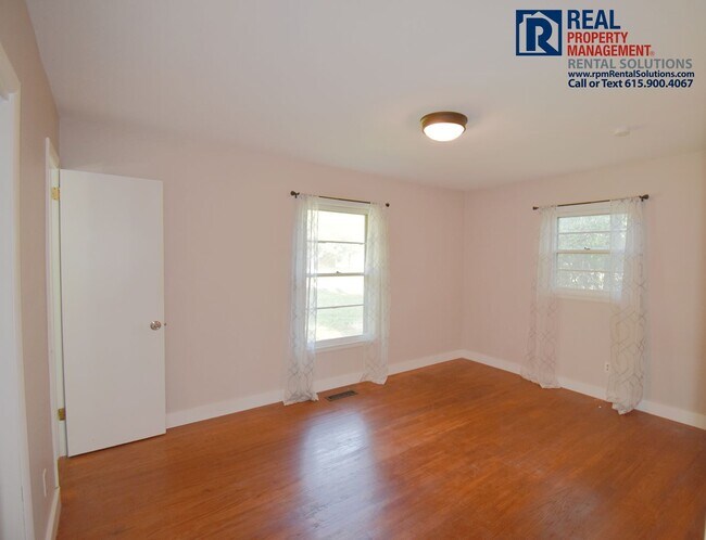 Building Photo - All brick 3BD home PLUS bonus room & back deck, half mile to MTSU!