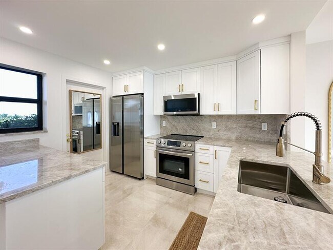 Building Photo - 4800 Bayview Dr