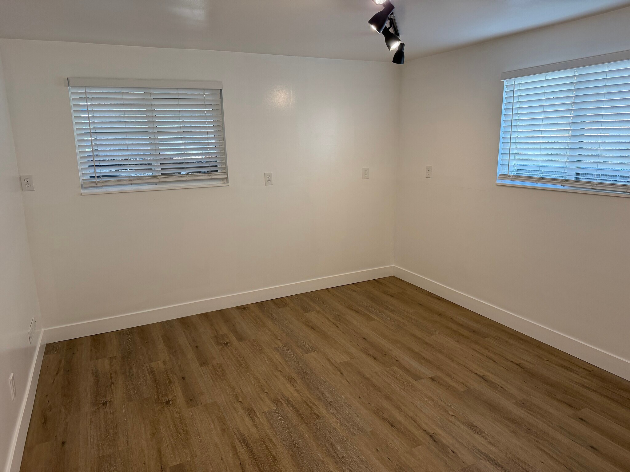 Building Photo - 565 W Midway Blvd