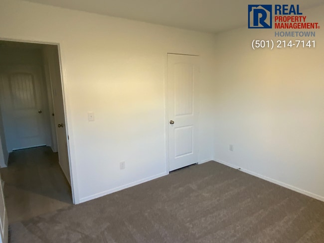 Building Photo - 1495 Meadows Dr