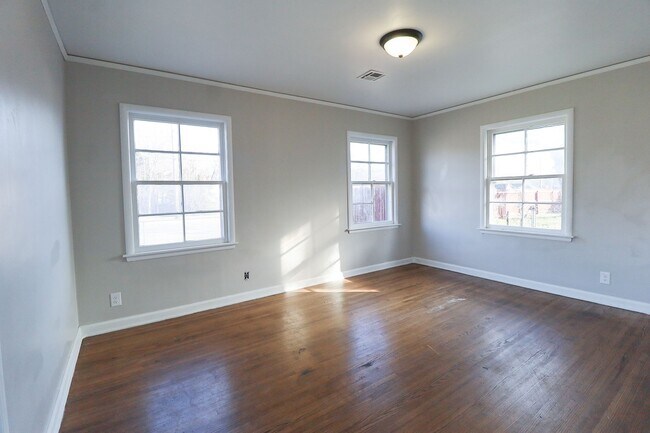 Building Photo - Section 8 Welcome! 2/1 Ready for Immediate Move In!!