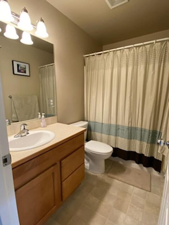 Building Photo - Sunny and spacious 3 bed, 2.5 bath house with living and family room, with huge back yard!