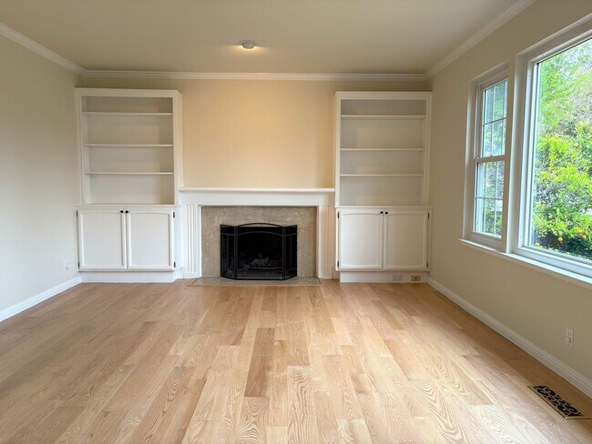 Building Photo - Beautifully Updated 4-Bedroom Home in Prime Mountain View Location!