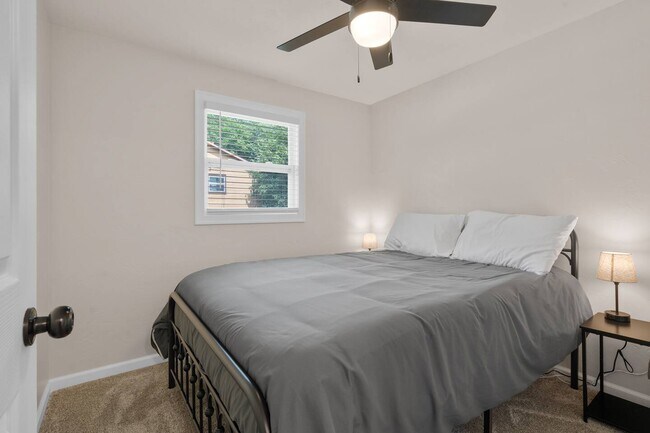 Building Photo - 2598 Parkwood Dr