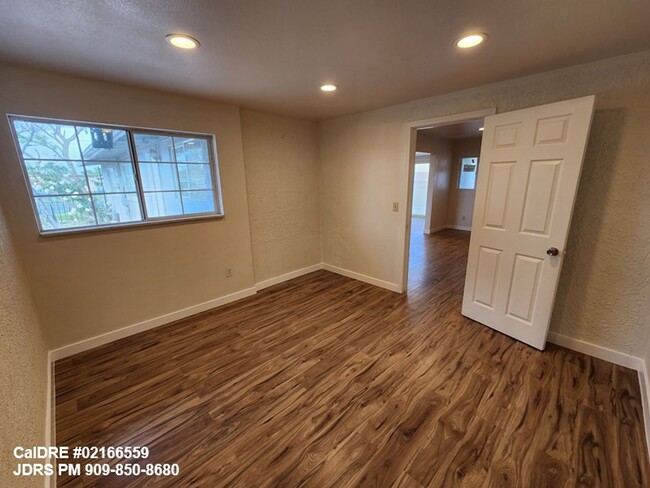 Building Photo - Rialto 5 Bedroom Home