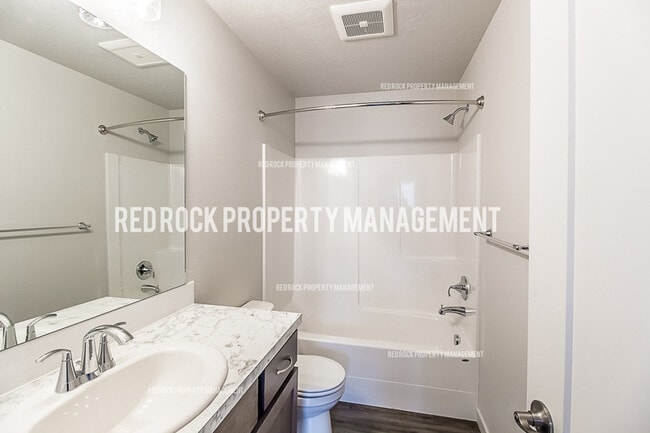 Building Photo - 303 Woodlawn Ln