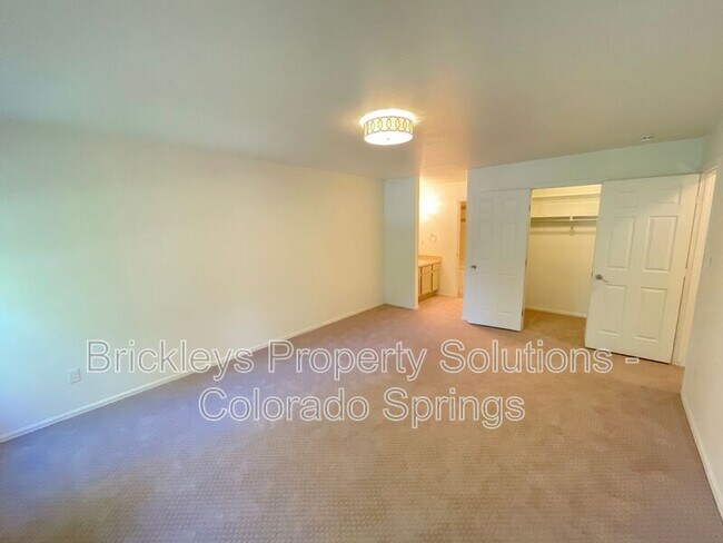 Building Photo - 1857 Lorraine St