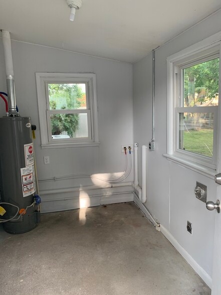 Laundry room - 1115 E MacArthur Rd