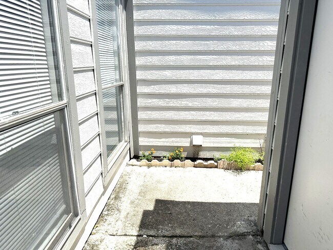 Building Photo - 4234 Willow Beach Dr